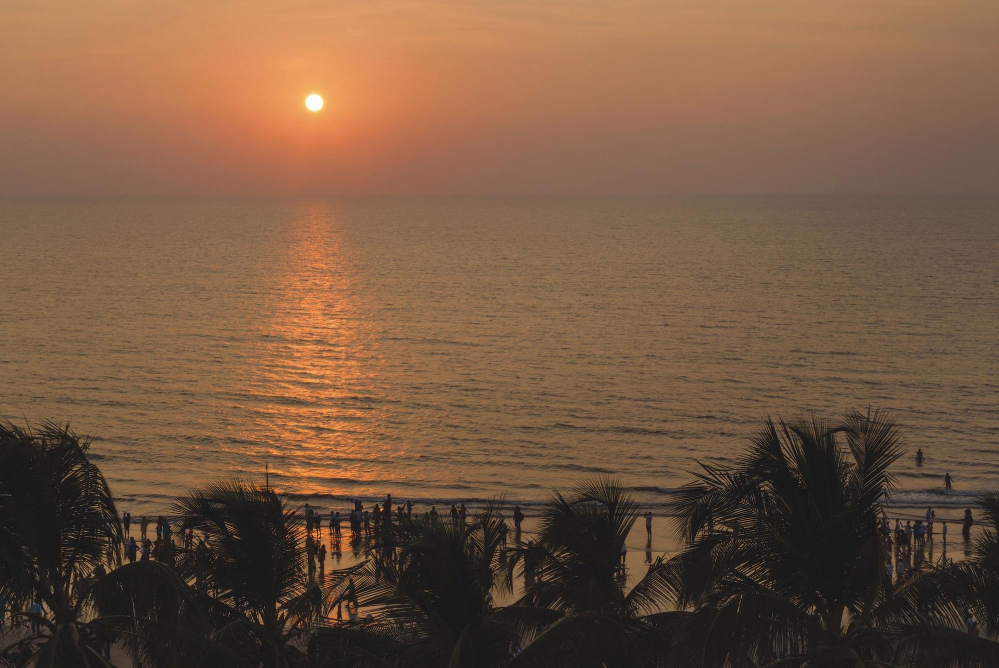 Hotel Ramada Plaza By Wyndham Palm Grove Mumbai Exterior foto Sunset at Marina Beach