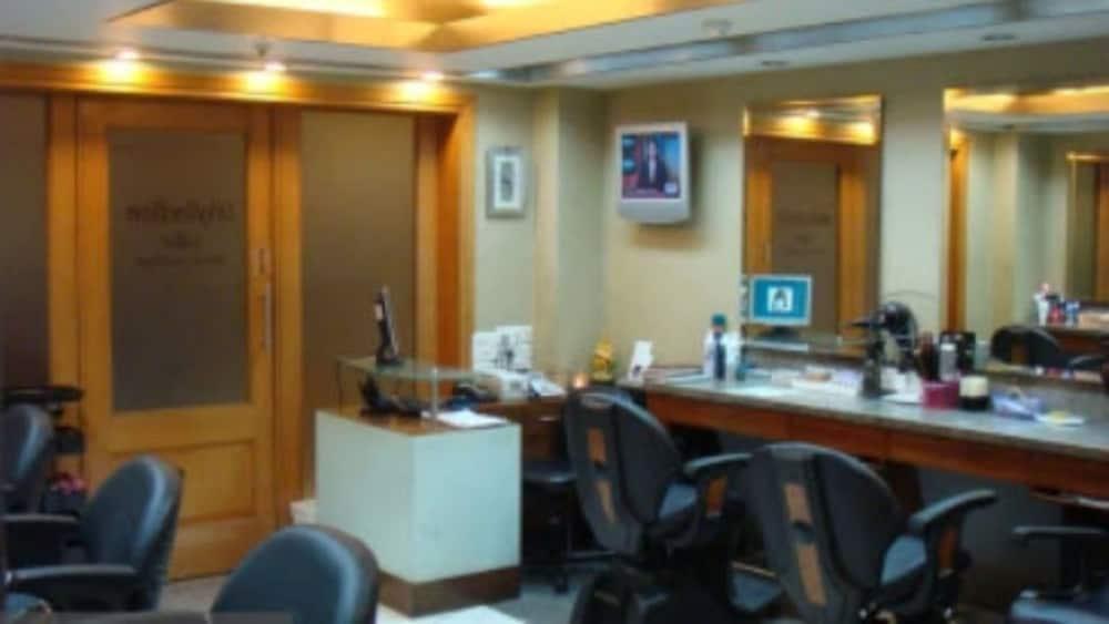 Hotel Ramada Plaza By Wyndham Palm Grove Mumbai Exterior foto A dental practice in Mumbai, India