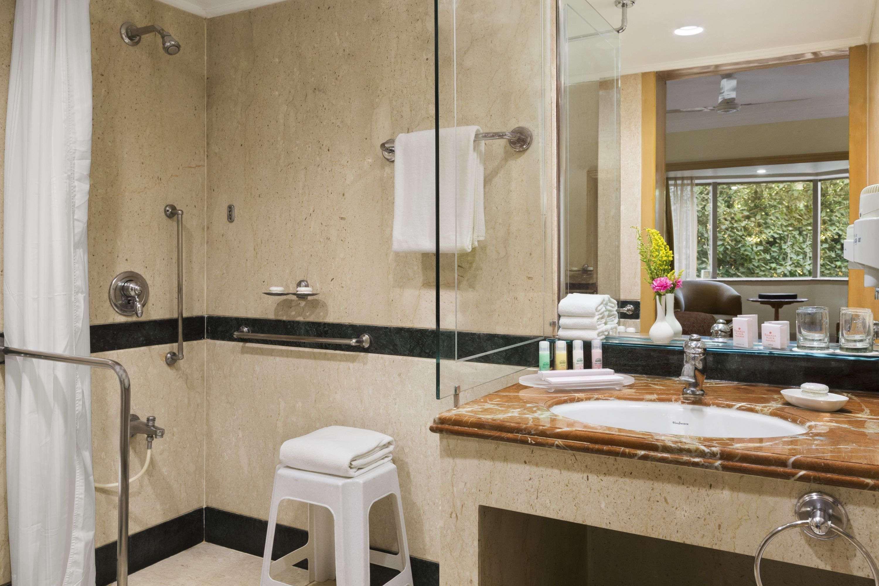 Hotel Ramada Plaza By Wyndham Palm Grove Mumbai Exterior foto Bathroom