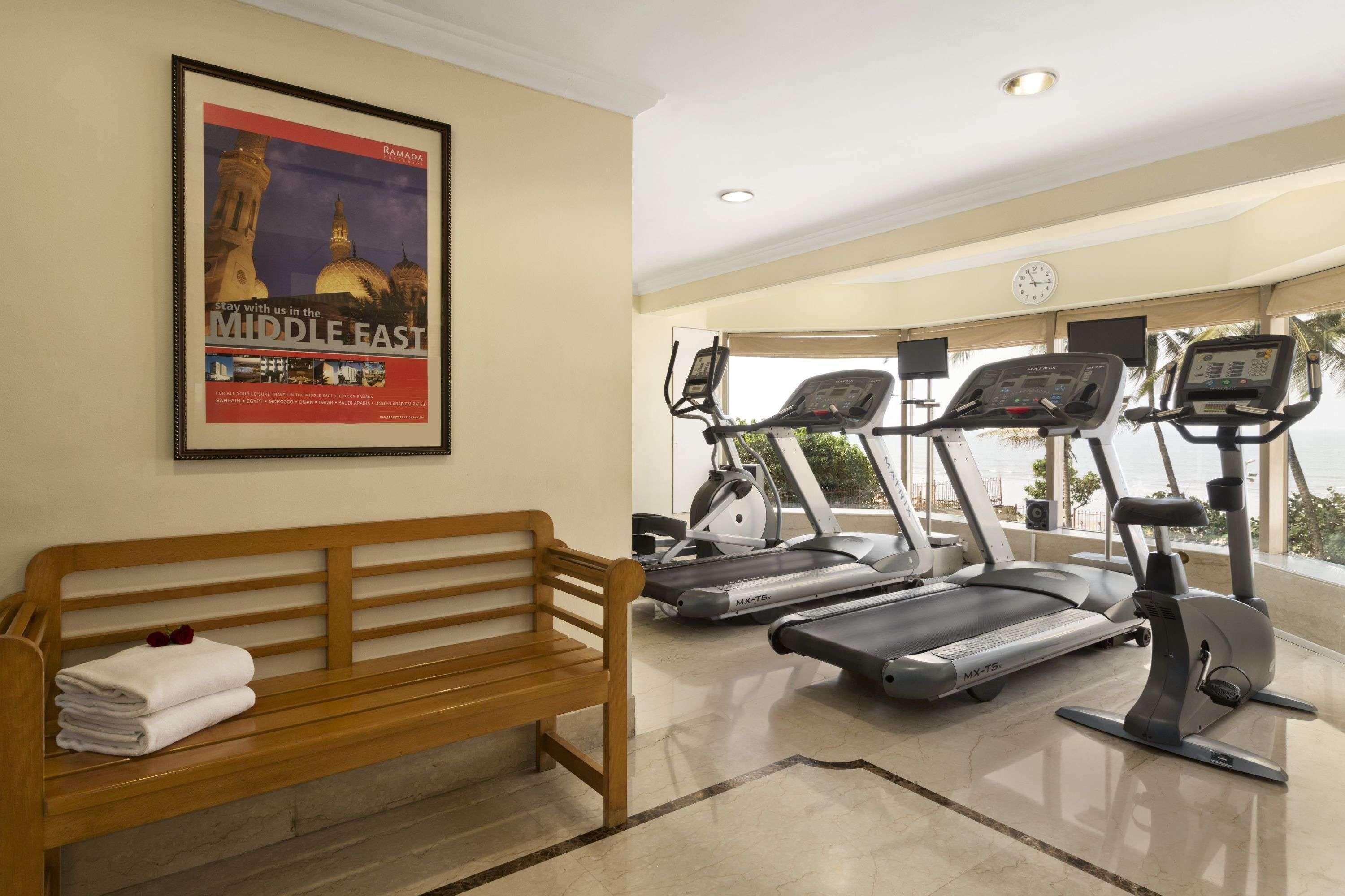 Hotel Ramada Plaza By Wyndham Palm Grove Mumbai Exterior foto The gym at the hotel