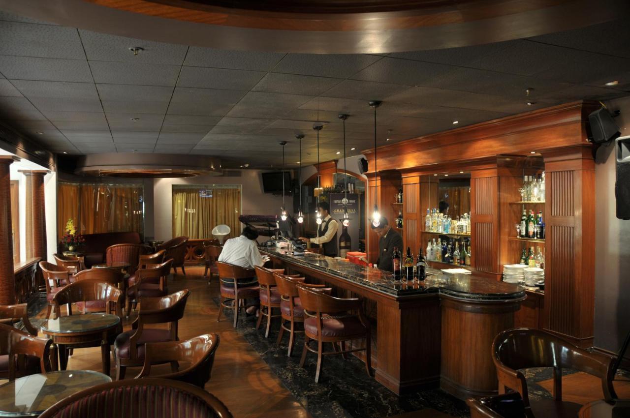 Hotel Ramada Plaza By Wyndham Palm Grove Mumbai Exterior foto The bar at the 1905