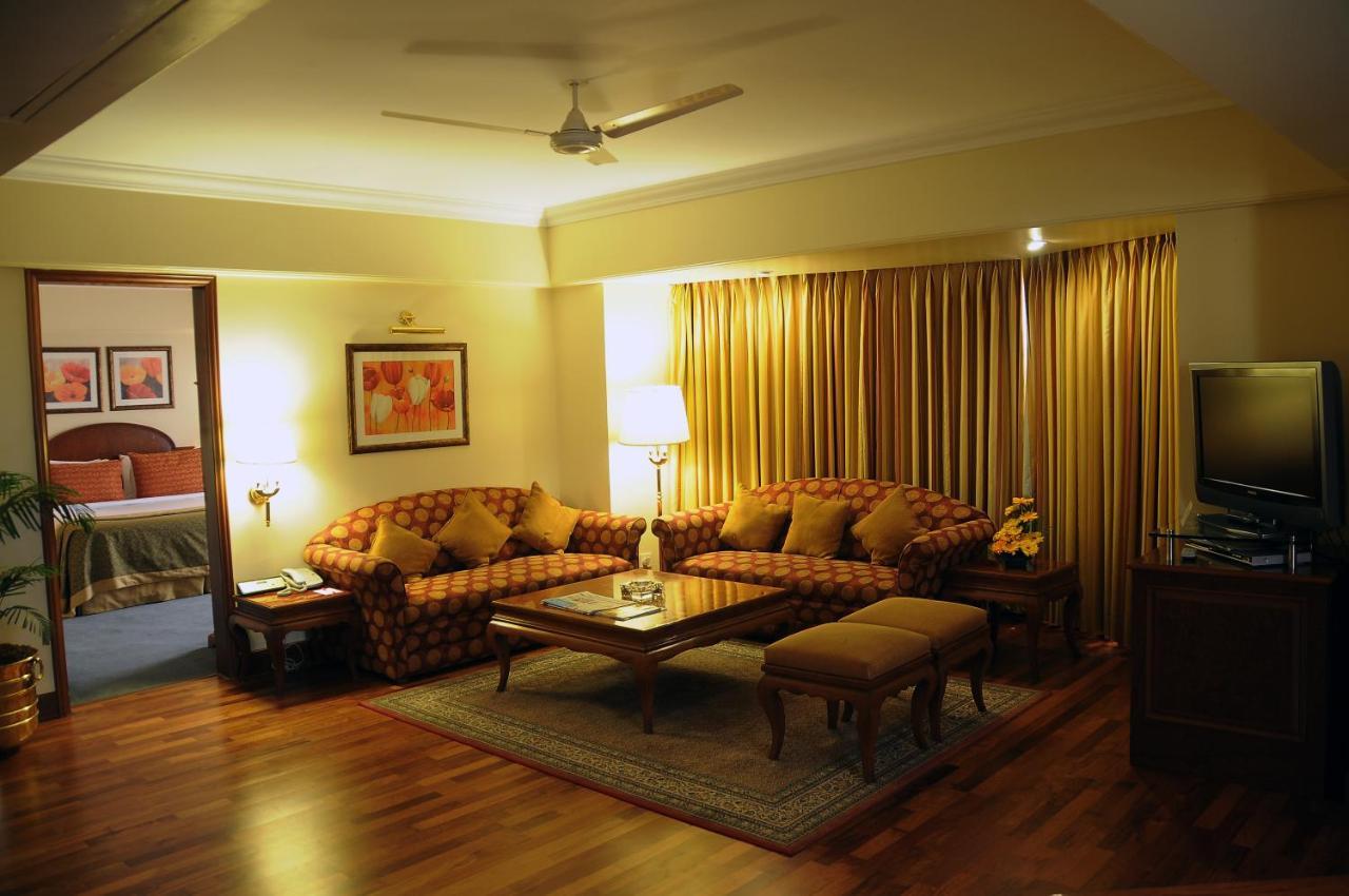 Hotel Ramada Plaza By Wyndham Palm Grove Mumbai Exterior foto A living room in a suite at the Taj Mahal Palace, Mumbai