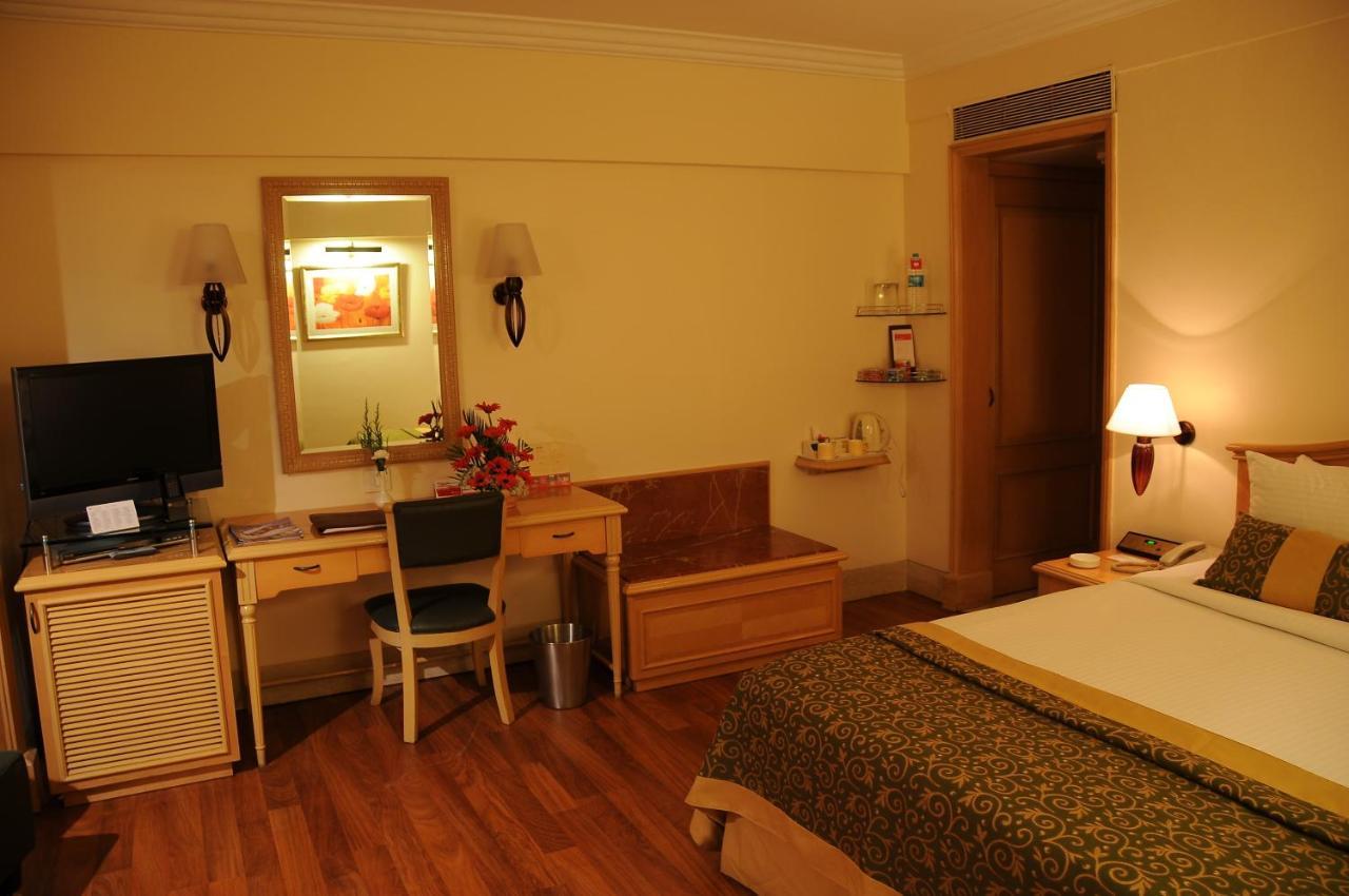 Hotel Ramada Plaza By Wyndham Palm Grove Mumbai Exterior foto A room at the Taj Bengal