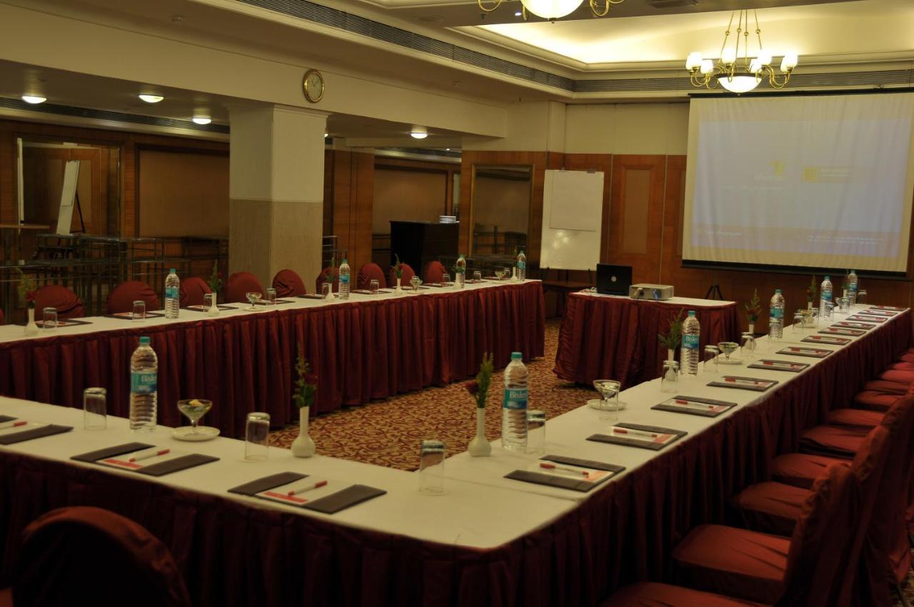 Hotel Ramada Plaza By Wyndham Palm Grove Mumbai Exterior foto A meeting room at a hotel