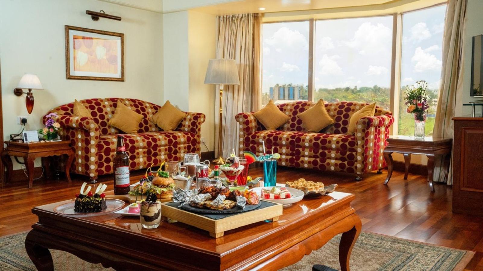 Hotel Ramada Plaza By Wyndham Palm Grove Mumbai Exterior foto A living room in a suite at the Taj Bengal
