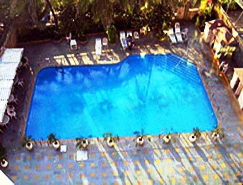 Hotel Ramada Plaza By Wyndham Palm Grove Mumbai Einrichtungen foto The pool at the Beverly Hills Hotel